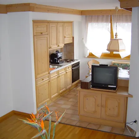 Haus Adora ロイカーバード